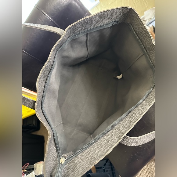 Large Unbranded Tote with Zip Closure - Picture 4 of 6